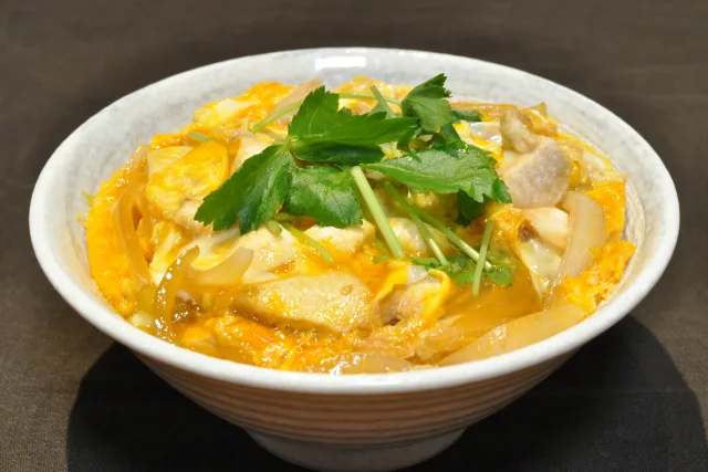 介護食で丼ものの作り方&レシピ3選!簡単に作れる冷凍・レトルト食品のおすすめも紹介!【高齢者向け】
